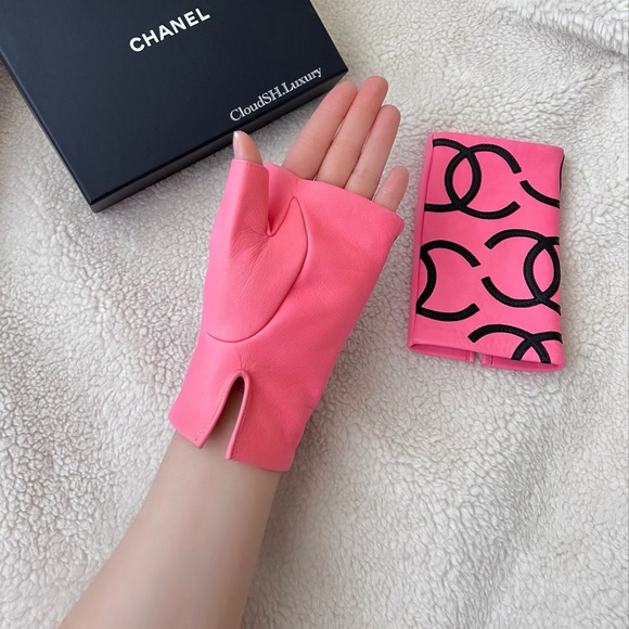 Auth Chanel 22S All Over CC logo Pink Leather Fingerless Gloves - New Condition - Picture 9 of 11